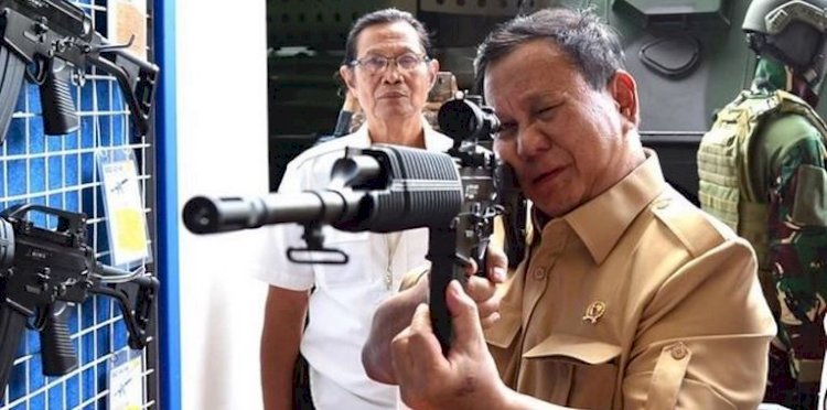 Menhan Prabowo Subianto ketika mengunjungi Pindad/Net