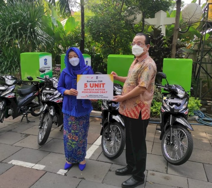 Febria Rachmanita saat menerima CSR dari PT MPM Honda berupa lima unit motor/RMOLJatim