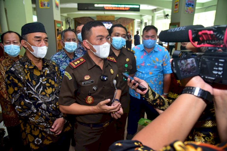 Kajari Tanjung Perak, I Ketut Kasna Dedi didampingi Kasi Intelijen,Erick Ludfiansyah/RMOLJatim