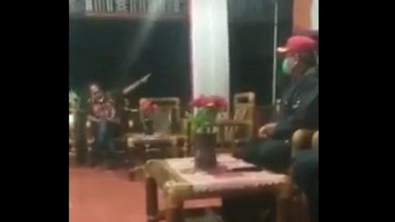 Bupati Alor, Amon Djobo marah-marah kepada staf Kemensos yang ditujukan kepada Menteri Sosial Tri Rismaharini/Repro