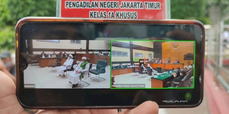 Menyaksikan sidang Habib Rizieq lewat smartphone/RMOL