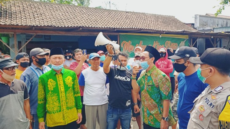 Kades Sraten, Arif Rahman Mulyadi (pegang megaphone) saat menemui massa/RMOLJatim