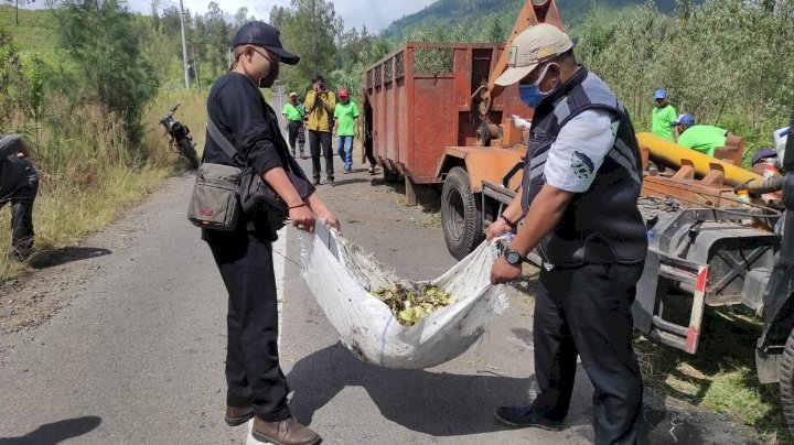 Bersih-bersih kawasan geologi di Bondowoso/ RMOLJatim