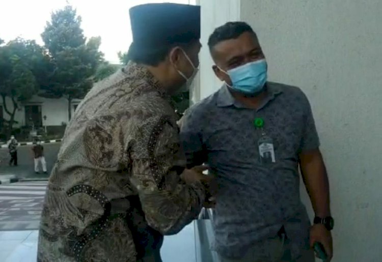 Kasi Penkum Kejati Jatim, Fathur Rochman sambut kedatangan Wali Kota Eri/RMOLJatim