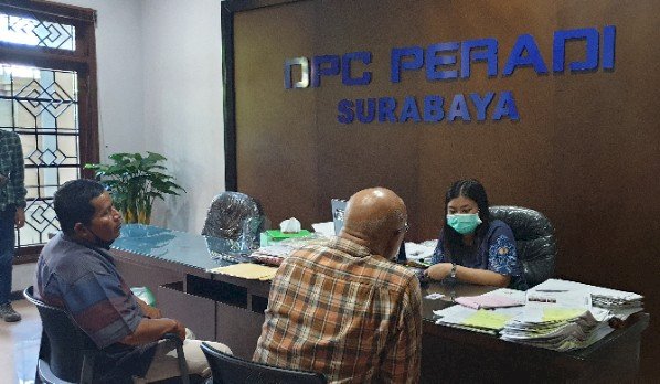 Ngambri Sudipo (kiri) didampingi H I Ketut Sudiharsa, SH selaku penasehat hukumnya saat mendatangi DPC Peradi Surabaya/RMOLJatim