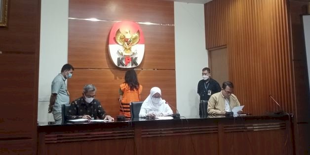 Wakil Ketua KPK, Lili Pintauli Siregar (kemeja putih) saat mengumumkan penahanan tersangka Wakil Direktur PT Adonara Propertindo, Anja Runtuwene/RMOL