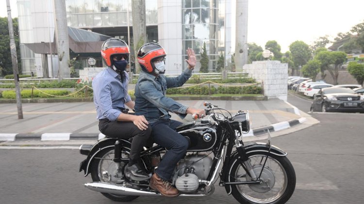 Gubernur Jabar Ridwan Kamil saat membonceng AHY menyusuri kota Bandung, Jawa Barat/Net