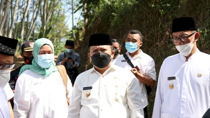 Bupati Jember Hendy Siswanto dan Wabup Gus Firjaun, saat ngantor melakukan pertemuan maraton.