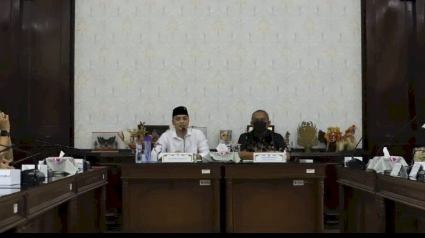 Wali Kota Eri didampingi Sekkota saat memberikan pengarahan kepada Kepala PD dan Camat di Ruang sidang wali kota, Balai Kota Surabaya/RMOLJatim