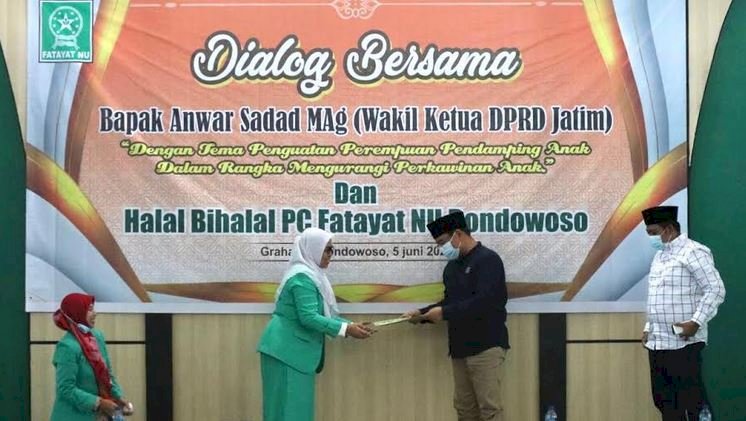 Anwar Sadad, (berbaju hitam) saat menerima simbolis dari Fatayat NU Kabupaten Bondowoso/RMOLJatim