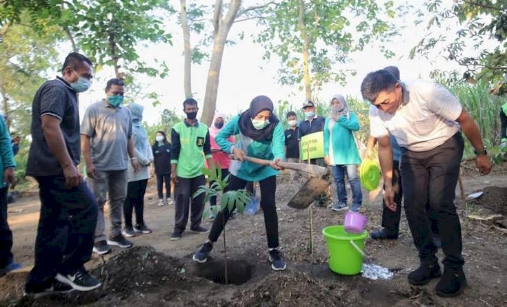 Ketua Tim Penggerak (TP) PKK Kota Kediri Ferry Silviana Abu Bakar melakukan aksi tanam pohon di Sumber Dadapan/RMOLJatim