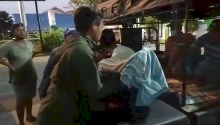 Warga memindahkan jenazah Supo ke motor roda tiga/Ist