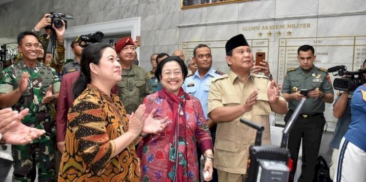 Presiden kelima RI Megawati Soekarnoputri bersama Menhan Prabowo Subianto saat meresmikan patyung Bung Karno di Akmil Magelang/Net