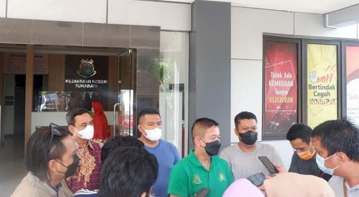 Kejari Surabaya didampingi Kasi I tel dan Kasi Pidsus saat door stop/RMOLJatim