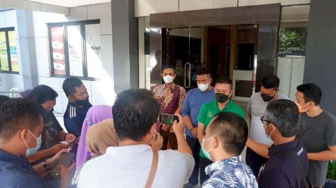 Kajari Surabaya didampingi Kasi Intel dan Kasi Pidsus saat door stop bersama media/RMOLJatim