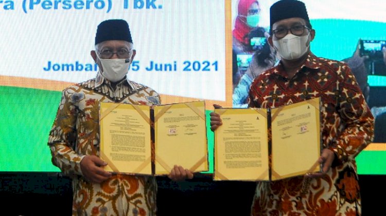 Direktur Utama Bank BTN Haru Koesmahargyo (kanan) dan Pengasuh Ponpes Tebuireng KH Abdul Hakim Mahfudz usai menandatangani perjanjian kerjasama./Ist