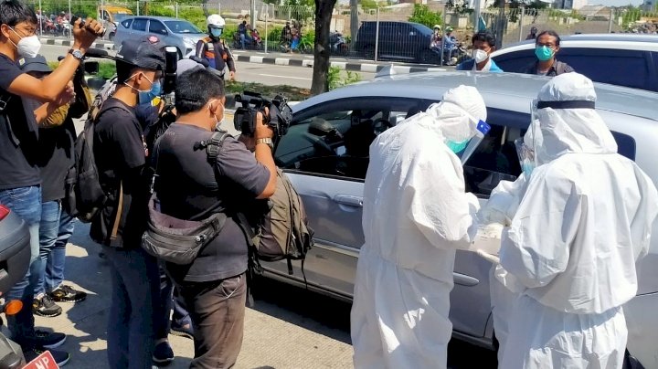 Petugas saat melakukan swan antigen pada pengendara di jembatan suramadu/RMOLJatim