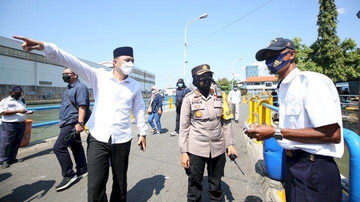 Wali Kota Eri bersama Kapolres Pelabuhan Tanjung Perak di Pelabuhan Ujung-Kamal/RMOLJatim