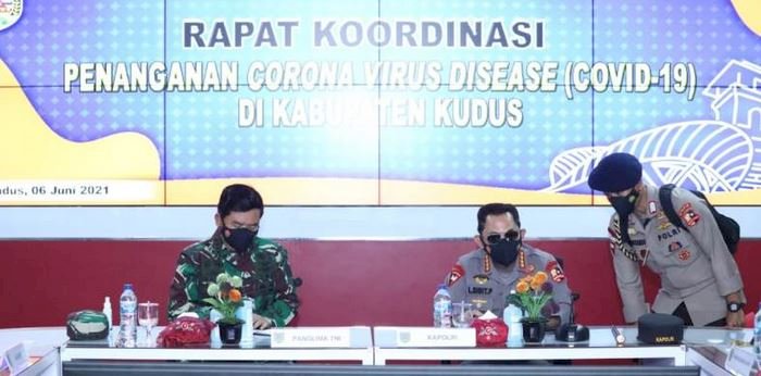 Kapolri Jenderal Listyo Sigit Prabowo dan Panglima TNI Marsekal Hadi Tjahjanto saat kunker ke Kudus, Jateng/Ist