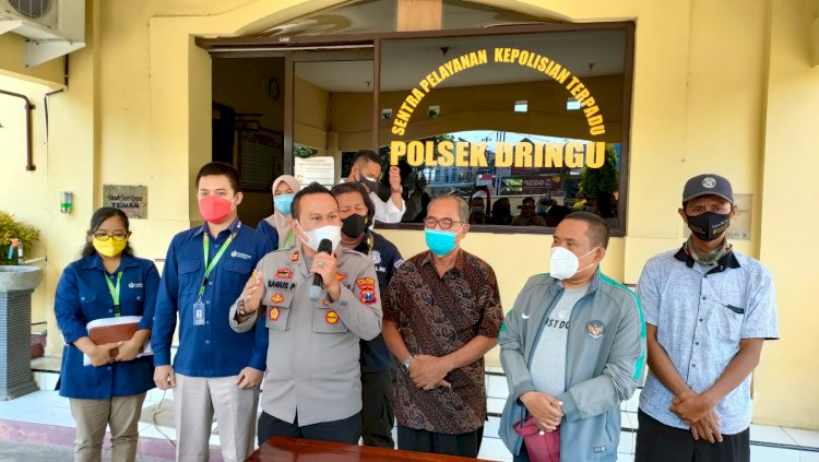 Kapolsek Dringu IPTU Bagus Purnama saat menggelar jumpa pers dihalaman Mapolsek Dringu/RMOLJatim