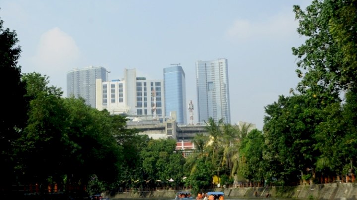 Pemkot Surabaya bersama dengan Pelindo III menyusuri Sungai Kalimas/ist