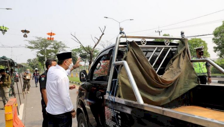 Wali Kota Eri saat memeriksa kendaraan yang tak ditempeli stiker/RMOLJatim