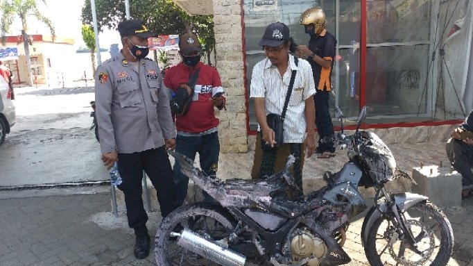 Korban Saat Dimintai Keterangan Penyebab Terbakarnya Motor di SPBU