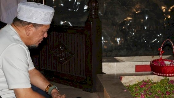 La Nyalla saat ziarah ke makam Bung Karno/ net