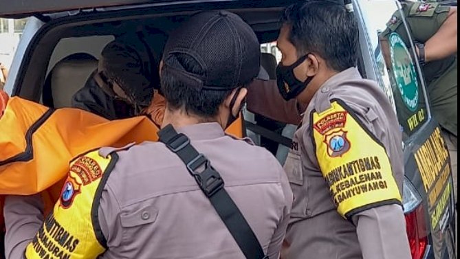 Petugas Polsek Banyuwangi mengevakuasi mayat di Sungai Kelurahan Tamanbaru/ist