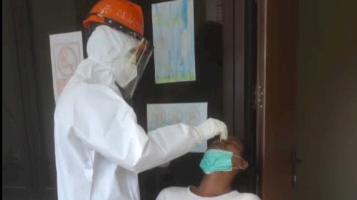 Pasien asal Madura reaktif Covid 19 diambil sampel PCR, oleh petugas medis Puskesmas/RMOLJatim