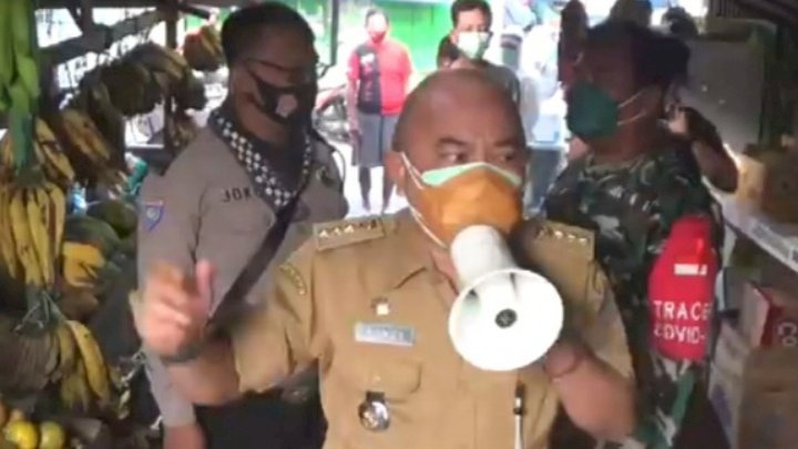 Yunus saat meminta pedagang pasar di swab antigen/RMOLJatim