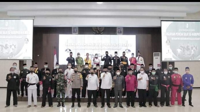 Pertemuan bupati dan anggota Forkopimda Jember dengan 30  pesilat di Jember.