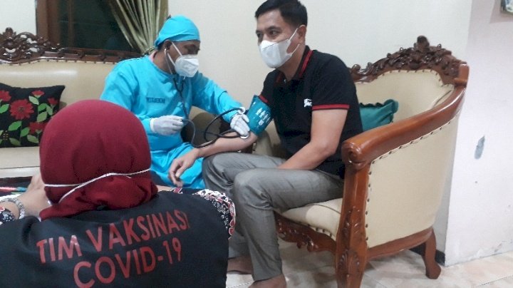 Ketua DPC PKB Hadi Atmaji saat melakukan vaksinasi di Kediaman Ibunda Gus Halim Ponpes Nur Khodijah 3 Mambaul Maarif Denanyar.