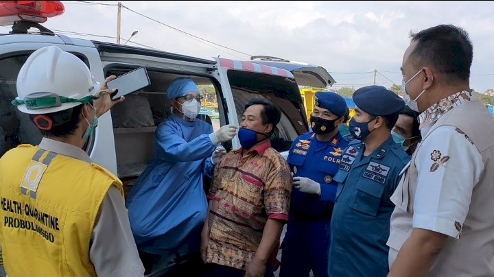 Satgas saat melakukan rapit antigen pada penumpang asal Madura di Pelabuhan. /RMOLJatim