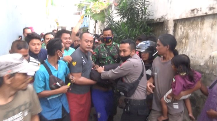 Petugas saat mengamankan pelaku pencurian motor dari amukan massa/RMOLJatim 