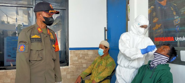 Salah satu penumpang menjalani rapid test antigen gratis/RMOLJatim