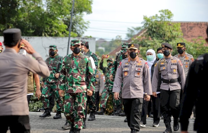 Panglima TNI Marsekal Hadi Tjahjanto dan Kapolri Jenderal Polisi Listyo Sigit saat tiba di Kabupaten Kediri/RMOLJatim