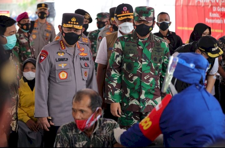 Panglima TNI Marsekal Hadi Hadi Tjahjanto bersama Kapolri Jenderal Polisi Listyo Sigit Prabowo  dan Kepala BNPB Letjen TNI Ganip Warsito meninjau pelaksanaan vaksinisasi lansia di Kabupaten Kediri/Ist