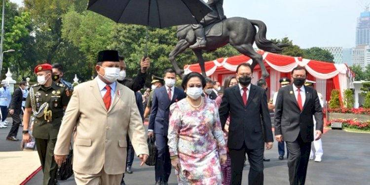 Presiden kelima RI, Megawati Soekarnoputri dan Menteri Pertahanan RI, Prabowo Subianto saat meresmikan patung Soekarno berkuda, di halaman Kantor Kemhan, Jakarta, Minggu (6/6/2021)Net