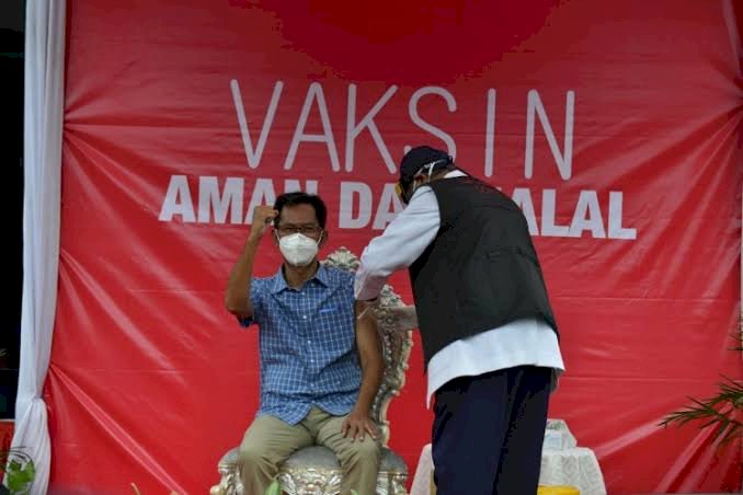 Ketua DPRD Surabaya, Adi Sutarwijono saat disuntik vansin sinovac/RMOLJatim