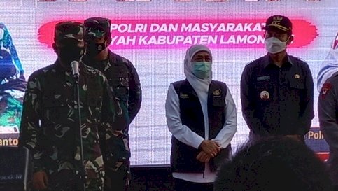 Gubernur Khofifah saat meninjau  vaksinasi orang gangguan jiwa di Kediri/Ist