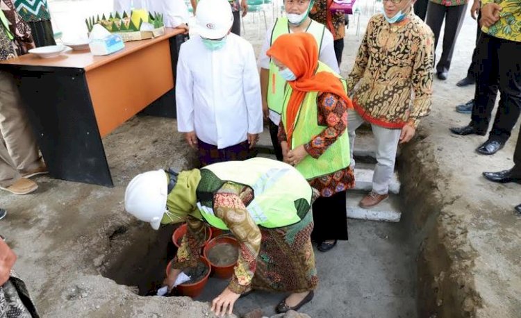 Peletakan batu pertama pembangunan Kampus Unwaha oleh Bupati Jombang Hj Mundjidah Wahab/Ist