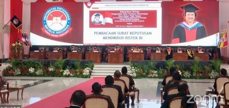 Seremonial serah terima jabatan Profesor Kehormatan Gurubesar tidak tetap bidang Kepemimpinan Strategik Universitas Pertahanan kepada Presiden RI kelima, Megawati Soekarnoputri/Repro