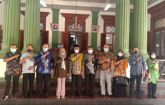 Bupati Salwa Arifin (berkopyah) usai audiensi dan sinergitas program DTS di Peringgitan Pendopo Kabupaten/RMOLJatim