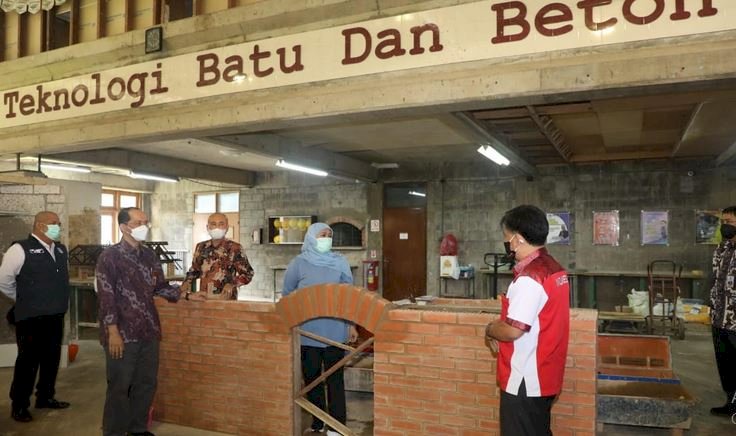 Gubernur Jawa Timur Khofifah Indar Parawansa berkunjung ke Balai Besar Pengembangan dan Penjamin Mutu Pendidik Vokasi Bidang Otomotif dan Elektronika (BBPPMPV BOE) Kota Malang, Jumat (11/6)/Ist