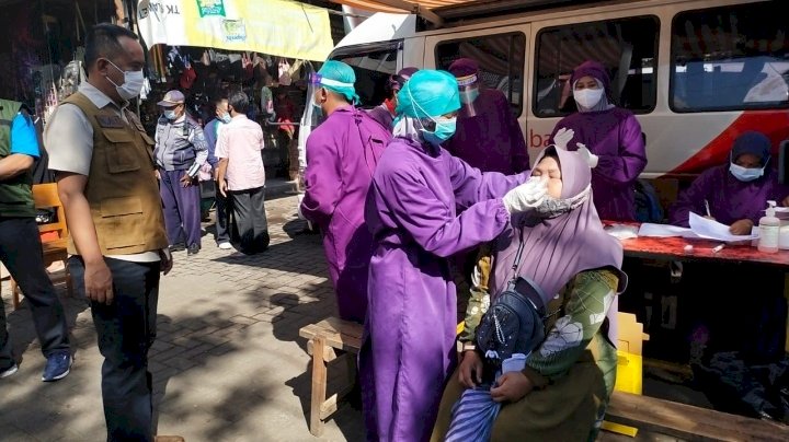 Satgas saat melakukan rapit antigen pada warga Madura di Pasar Semampir /RMOLJatim