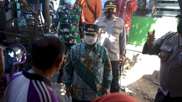 Bupati Karna Suswandi mengunjungi rumah almarhum Wiwin Kamila, yang meninggal dunia usai vaksin/RMOLJatim