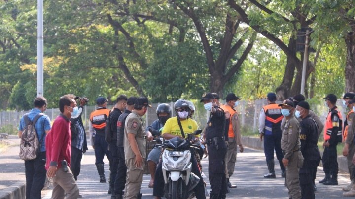 Penyekatan di jembatan Suramadu sisi timur pintu masuk Surabaya/RMOLJatim