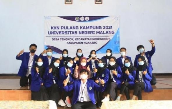 Mahasiswa KKN UNM di Desa Cengkok, Ngronggot bersama Dosen Pembimbing Yuliati/Ist