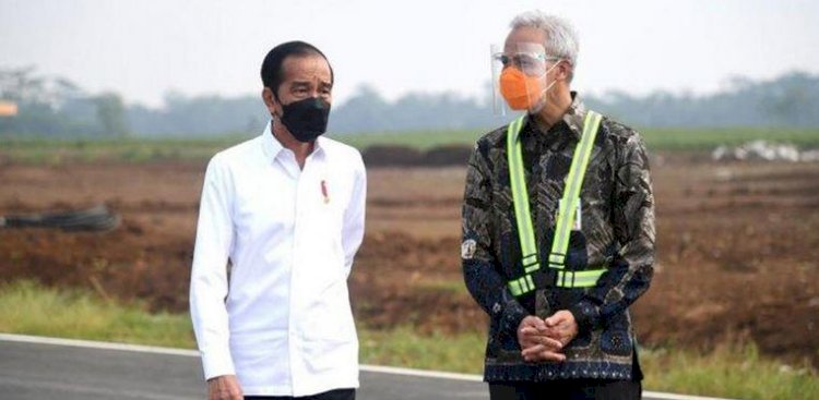 Presiden Joko Widodo didampingi Gubernur Jawa Tengah Ganjar Pranowo saat kunjungan kerja di Purbalingga, Jumat (11/6)/Net